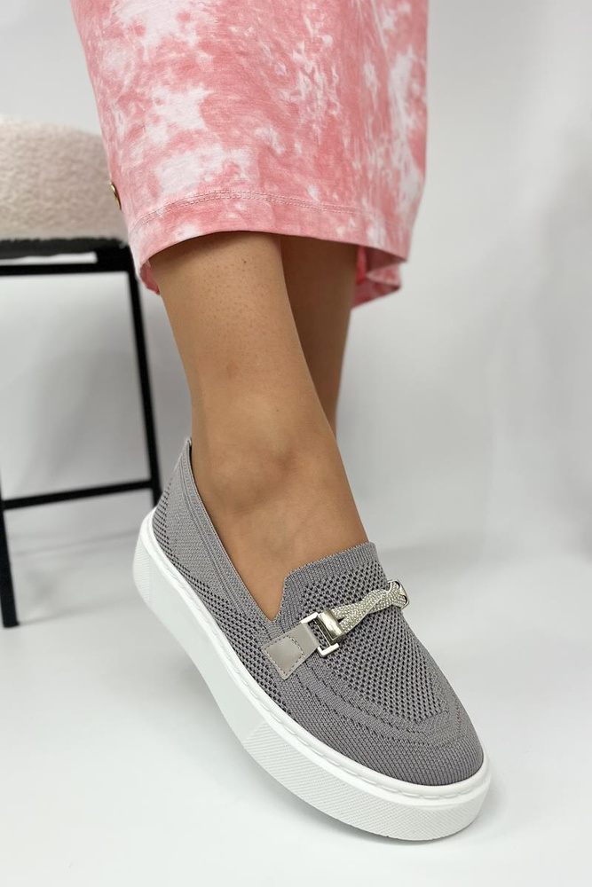 Сірі жіночі туфлі на платформі з декором