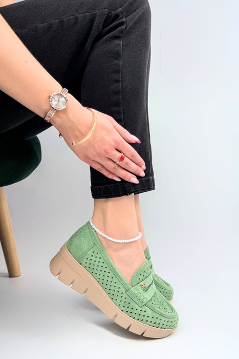 Білі перфоровані туфлі на шнурівці