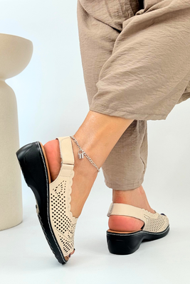 Beżowe sandały ażurowe skórzane na koturnie 