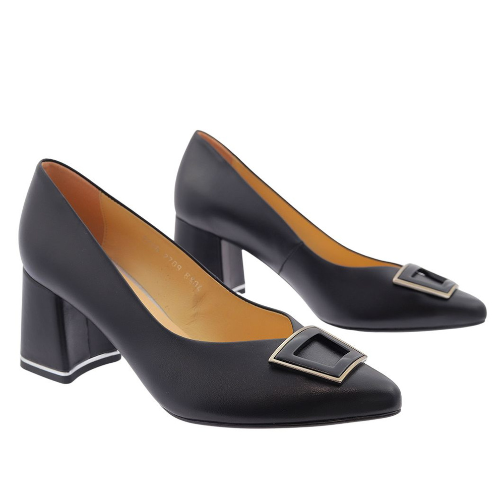 Жіночі чорні шкіряні човники з декором