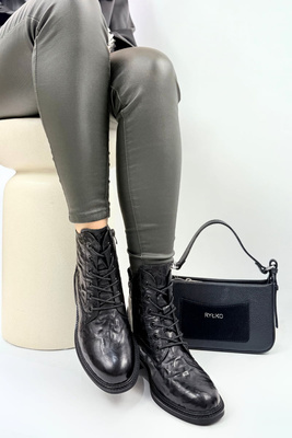 Чорні жіночі шкіряні ботильйони на товстій платформі зі шнурівкою 