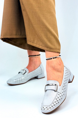 Modne mokasyny srebrne ażurowe z ozdobną klamerką 