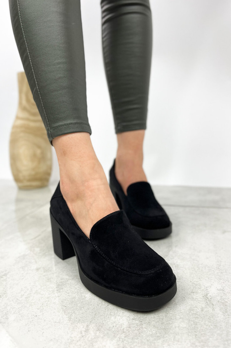 Czarne zamszowe mokasyny na słupku z platformą