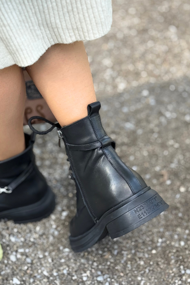 Damskie czarne trapery skórzane z modnym detalem łańcucha