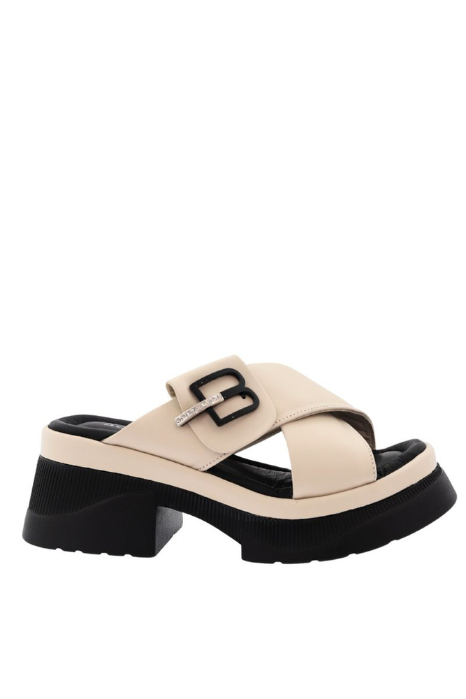 Beżowe skórzane klapki na obcasie z platformą