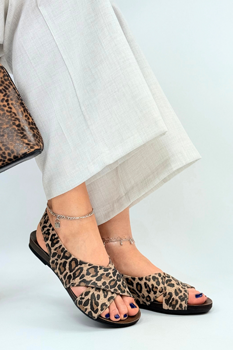 Beżowe skórzane sandały w panterkę płaskie