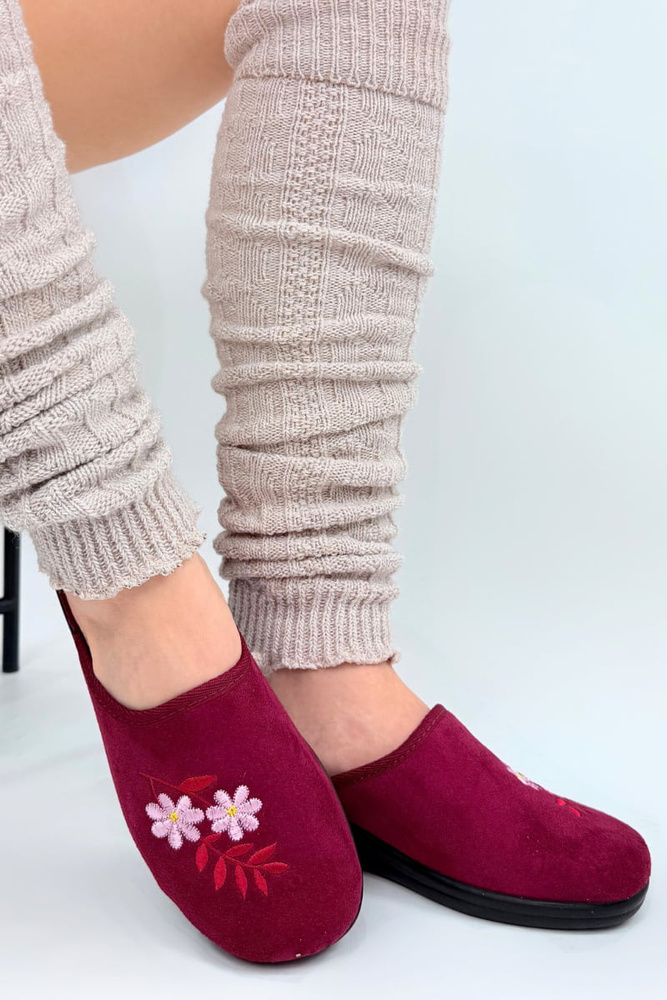 Kapcie damskie miękkie z haftem wsuwane bordowe