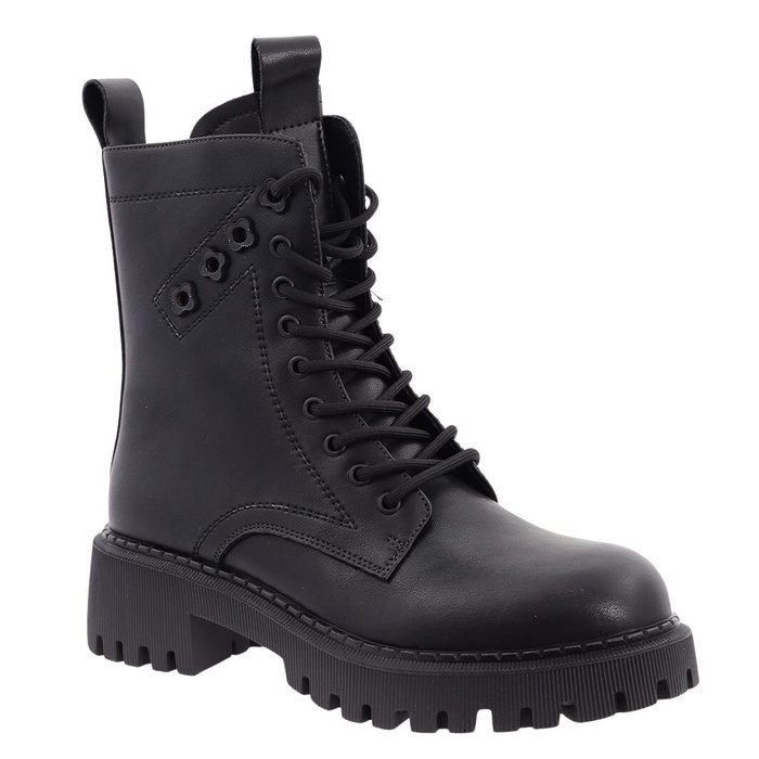 Високі чорні шкіряні чоботи на товстій підошві