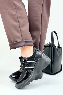 Sneakersy damskie na koturnie z platformą ze złotymi akcentami czarne 