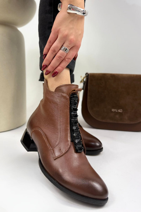 Botki damskie skórzane ze zdobionymi czarnymi kamieniami na zamek rude