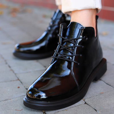 Trzewiki ze skóry lakierowanej sznurowane czarne Loretta Vitale