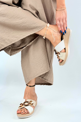 Klapki damskie biało beżowe na koturnie z ozdobnym łańcuchem