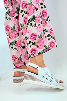 Białe sandały ażurowe na koturnie z platformą na rzep