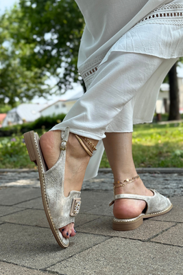 Złote sandały z ozdobną płaskie