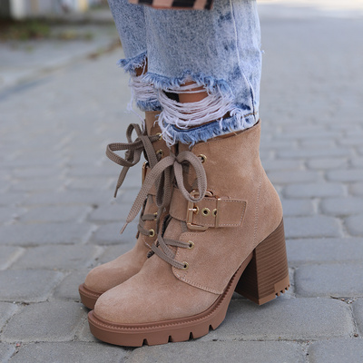 Botki skórzane beżowe na słupku Gamis