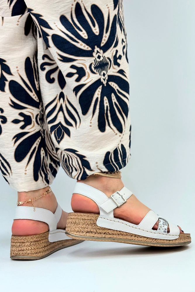 Białe skórzane sandały z wężowym zworem na koturnie Wasak