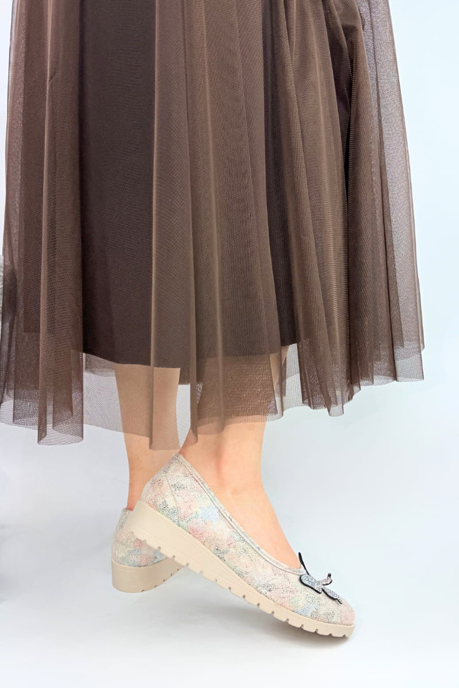 Красиві ажурні туфлі кольору міді