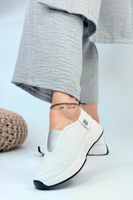 Białe półbuty skórzane perforowane wsuwane z gumką