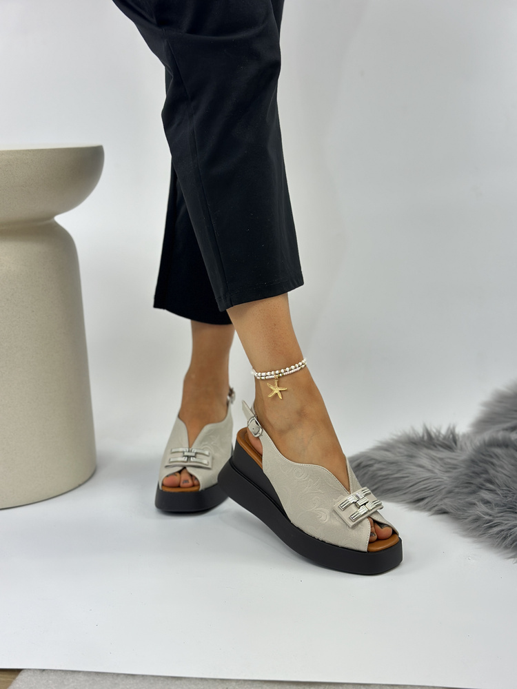 Beżowe sandały na koturnie z ozdobą 