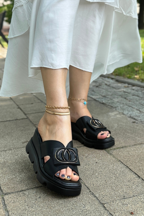 Білі шкіряні шльопанці з декором