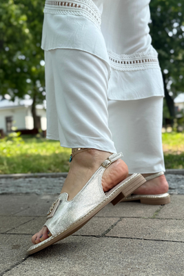 Złote sandały z ozdobną płaskie