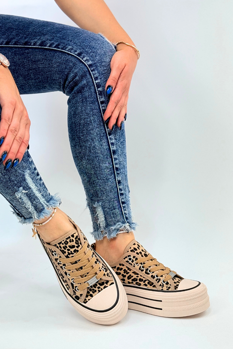 Білі кросівки на шнурівці з платформою