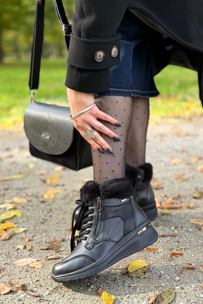 Botki skórzane czarne na koturnie sznurowane z zamkiem