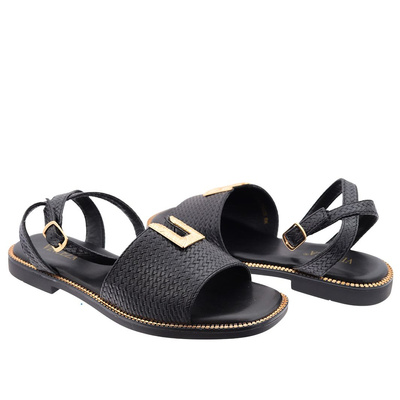 Чорні босоніжки на плоскій підошві з пряжкою Vinceza