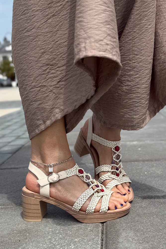 Бежеві шкіряні ажурні босоніжки на липучці