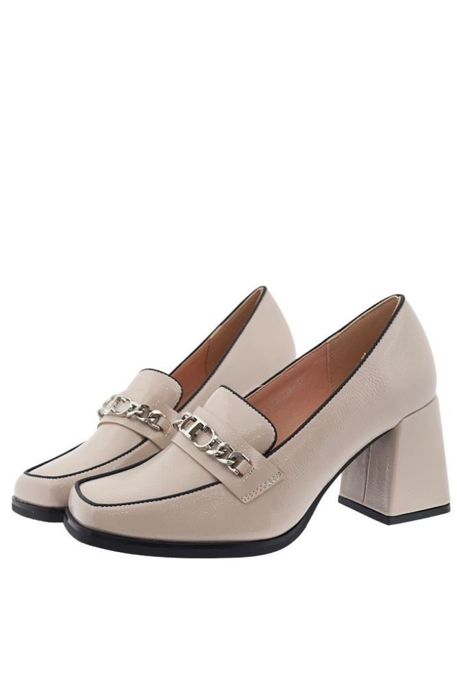 Beżowe półbuty lakierowane wsuwane na słupku