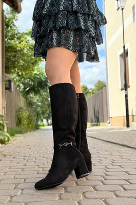 Czarne kozaki zamszowe na klocku z noskiem w migdałowym