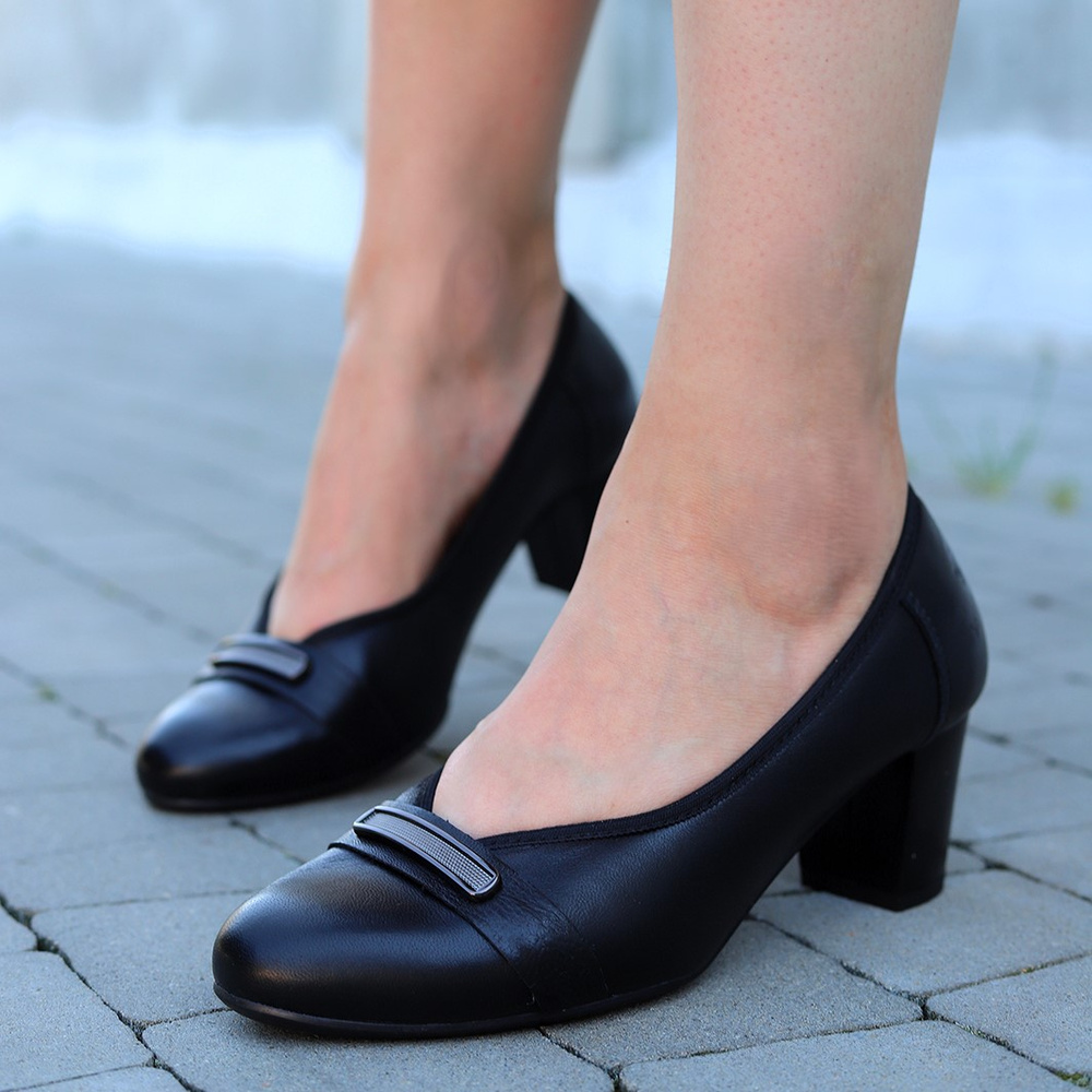 Човники жіночі шкіряні з чорним декором