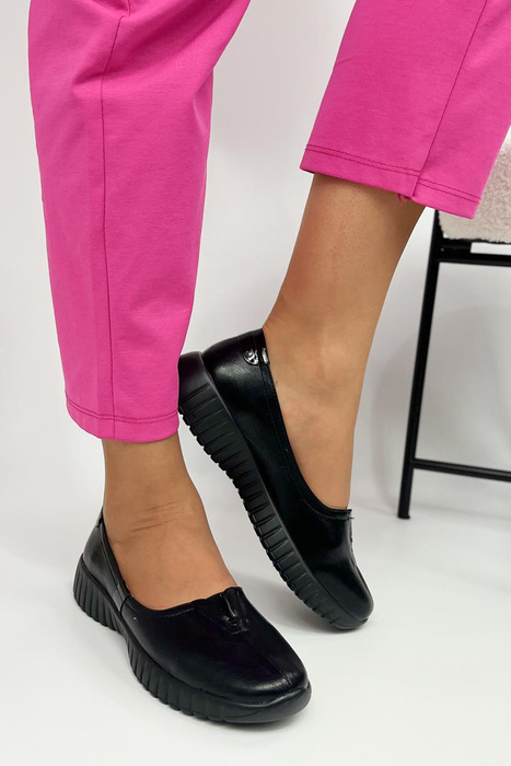Чорні туфлі на платформі з гумкою спереду