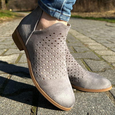 Весняні замшеві ботильйони сірого кольору Vinceza