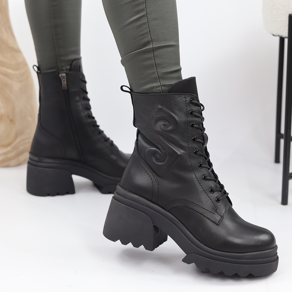 Czarne trapery skórzane ze wzorem sznurowane z zamkiem