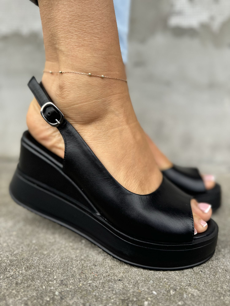 Czarne sandały damskie skórzane na platformie z koturnem