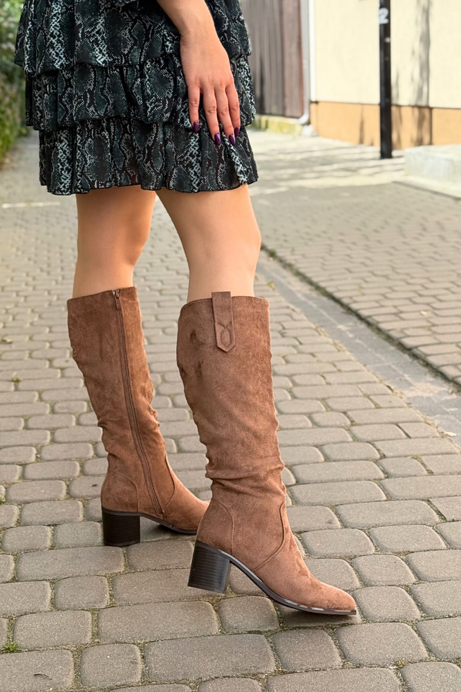 Brązowe kozaki zamszowe na klocku przed kolano