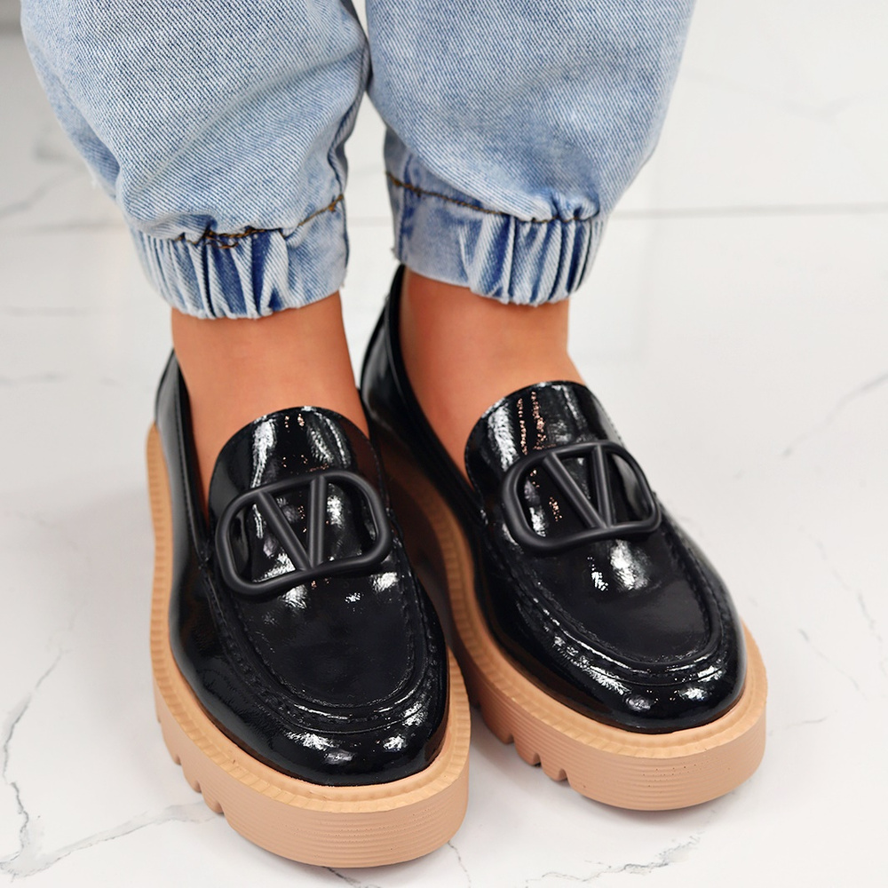 Чорні жіночі лаковані лофери на платформі Vinceza 