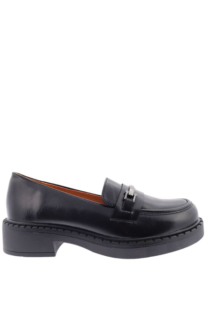 Czarne mokasyny na masywnej podeszwie z metalową ozdobą