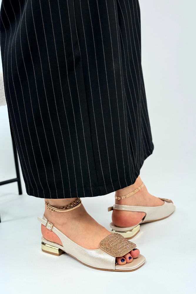 Złote sandały z ozdobą na niskim obcasie