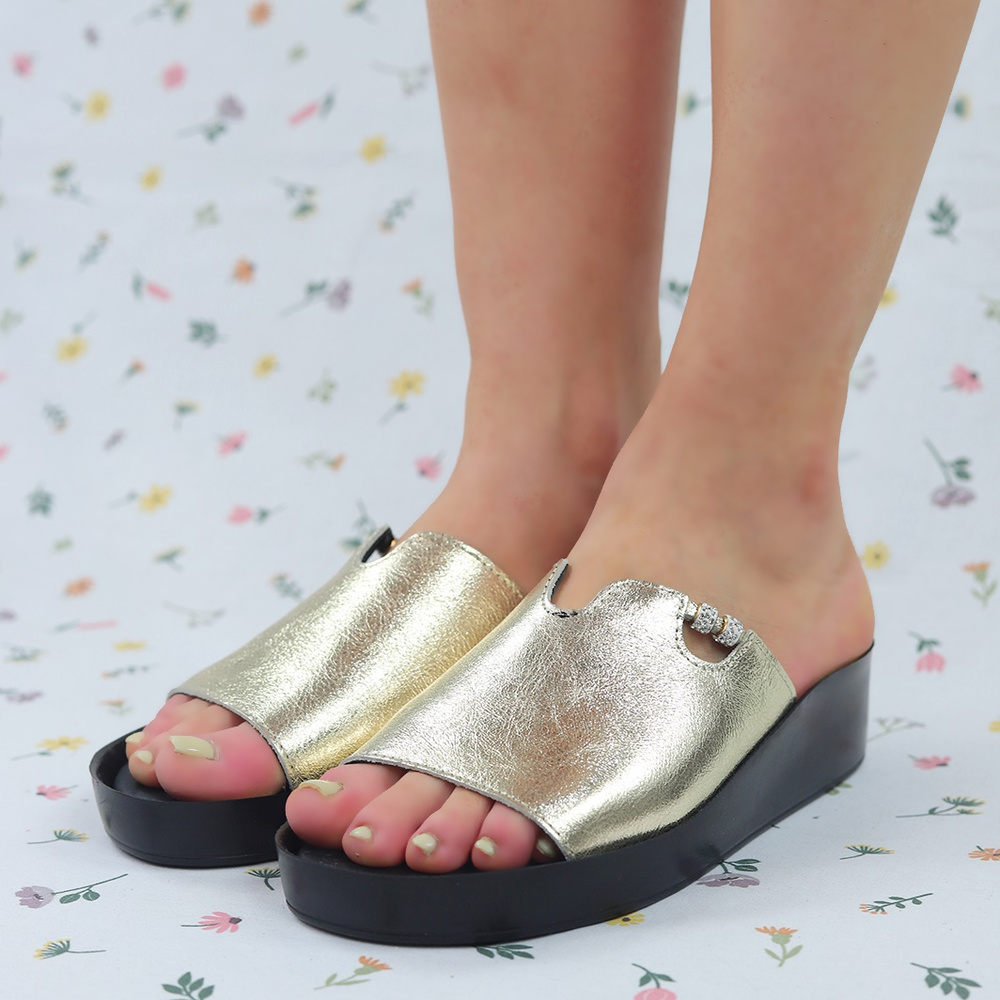 Skórzane klapki na koturnie złote T. Sokolski