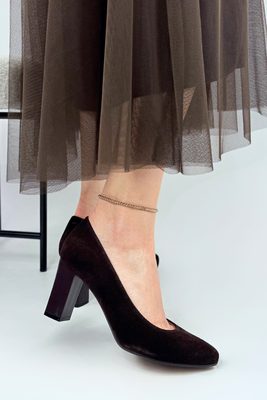 Welurowe czółenka skórzane na słupku brązowe