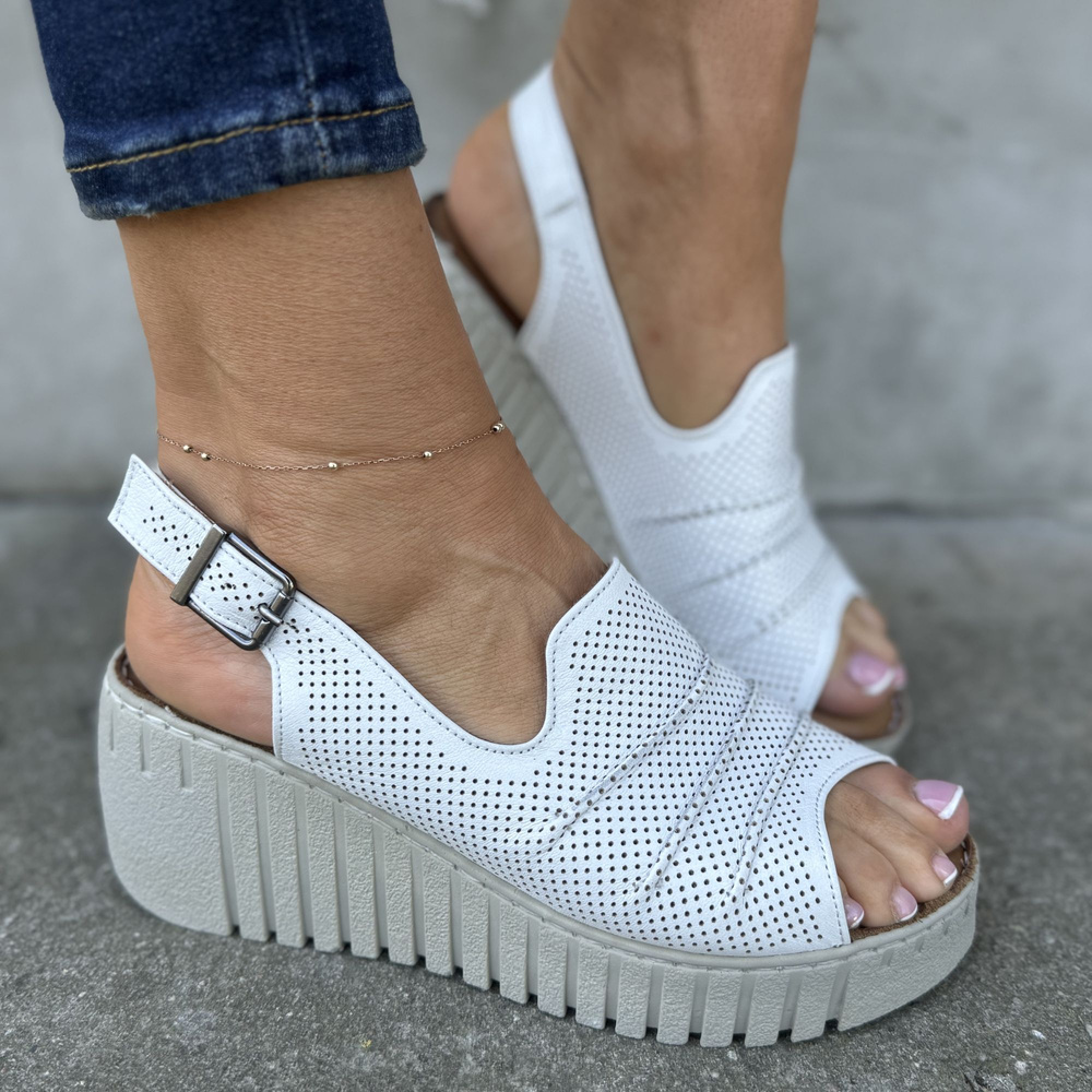 Białe skórzane perforowane sandały na koturnie z platformą