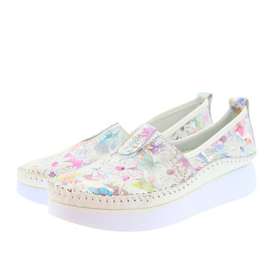 Жіночі білі шкіряні мокасини з квітковим мотивом