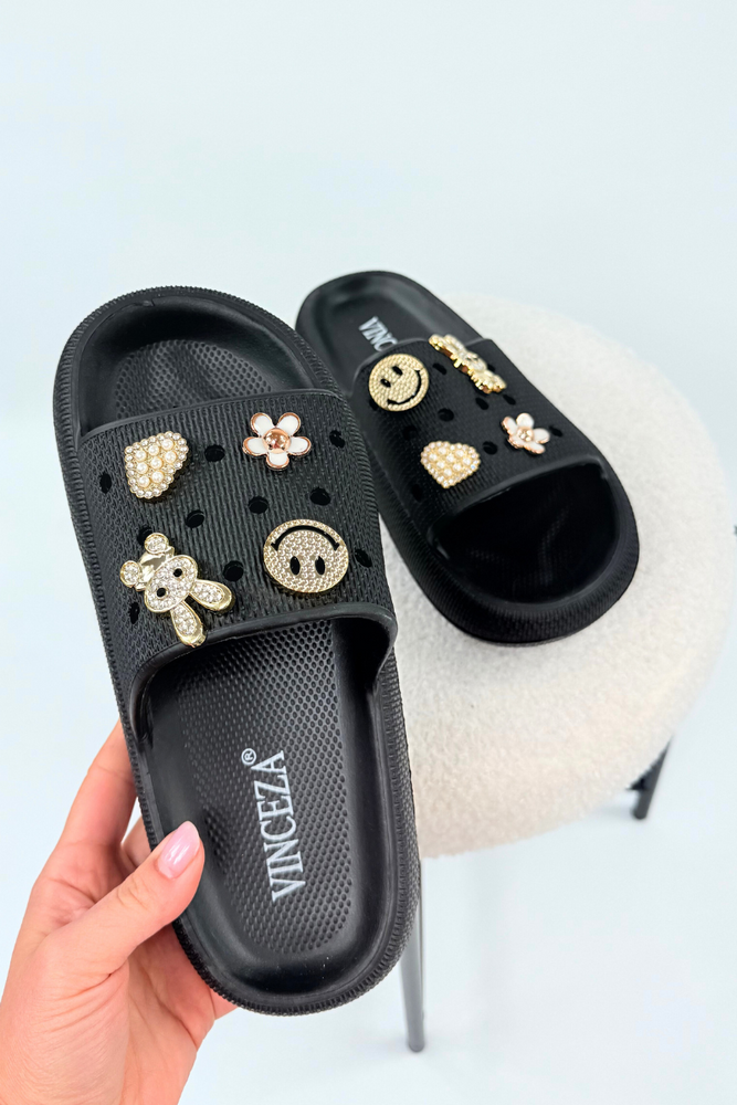 Lekkie czarne klapki piankowe z aplikacjami na platformie