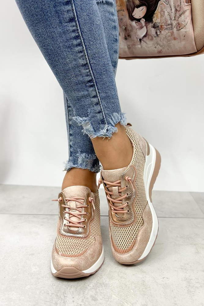 Różowe sneakersy na koturnie z ciekawą wstawką z tyłu