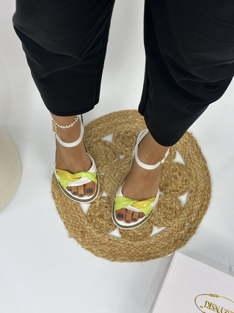 Białe sandały na koturnie z ekoskóry 