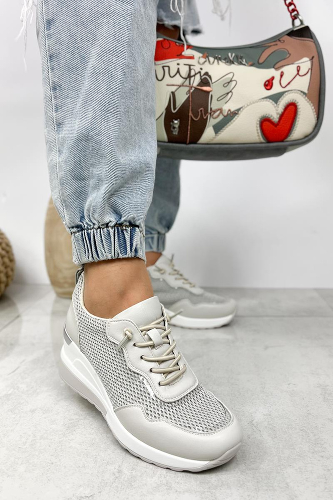 Białe sneakersy sznurowane na koturnie