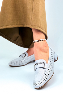 Модні сріблясті ажурні мокасини з декоративною пряжкою 