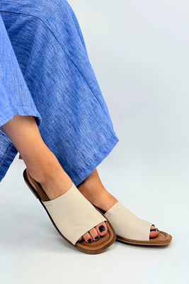 Popielate sandały skórzane płaskie z elastycznym paskiem Artiker